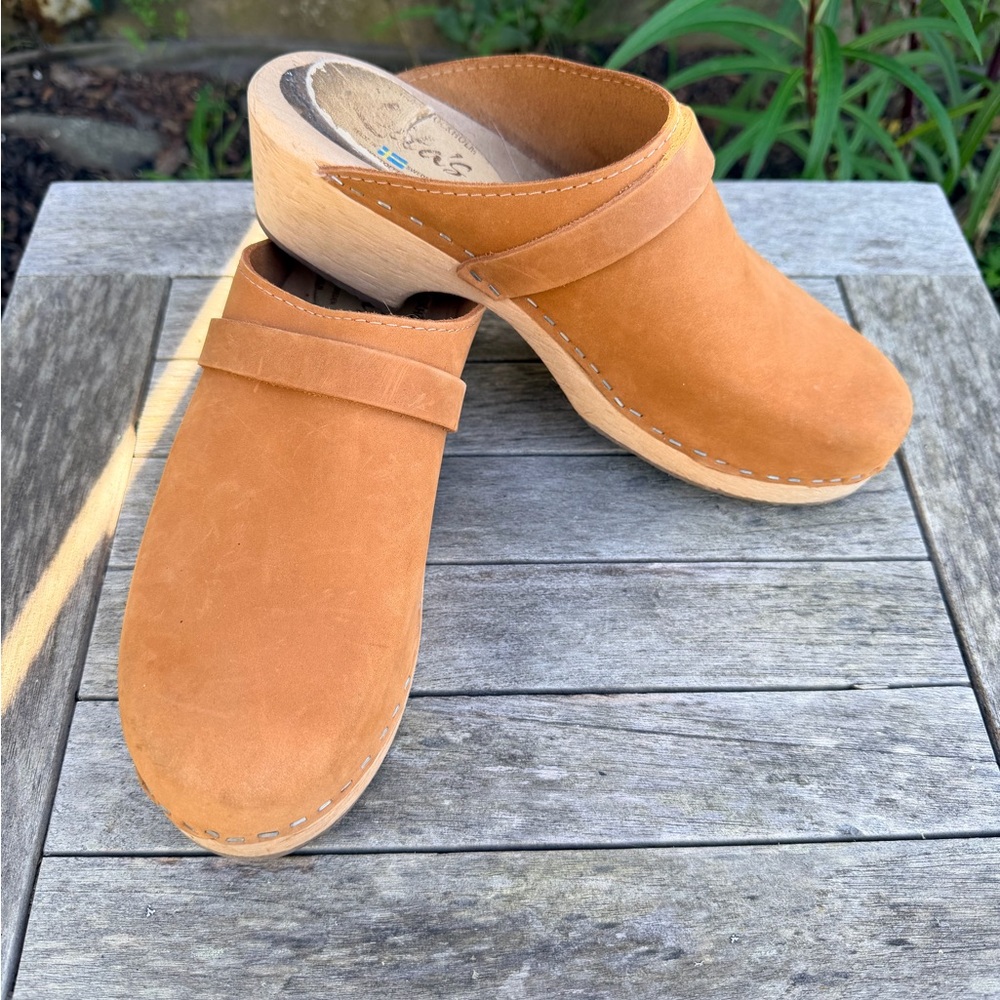 Lotta From Stockholm tan nubuck Clogs